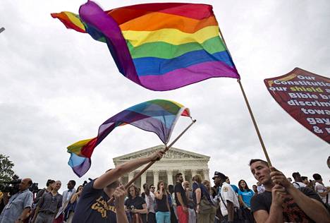 Sateenkaariliput liehuivat Yhdysvaltain korkeimman oikeuden edessä vuonna 2015, kun korkein oikeus antoi päätöksen, joka salli samaa sukupuolta olevien avioliitot.