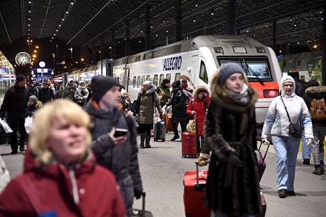 Matkustajia saapui Pietarista Helsinkiin Allegro-junalla tammikuussa 2019.