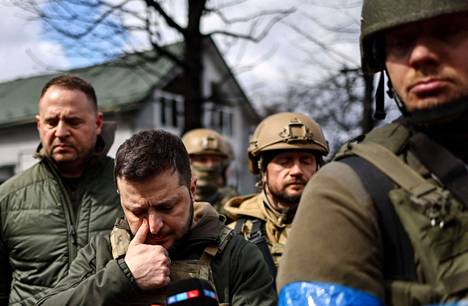 Ukrainan presidentti Volodymyr Zelenskyi kävi maanantaina Butšassa, jossa venäläisjoukot ovat teloittaneet mahdollisesti satoja siviilejä.