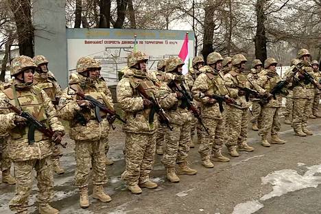 Venäjän puolustusministeriön 12. tammikuuta julkaisemassa kuvassa KTJS-joukkoihin kuuluvat armenialaissotilaat seisovat vahdissa Almatyssa.
