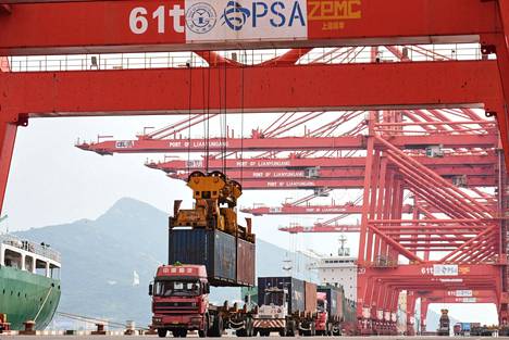 Kiinalaisessa Lianyungangin satamassa lastattiin kuormaa syyskuussa 2021. Kiina ilmoitti torstaina, että se hakee Tyynenmeren kumppanuussopimuksen jäsenyyttä.