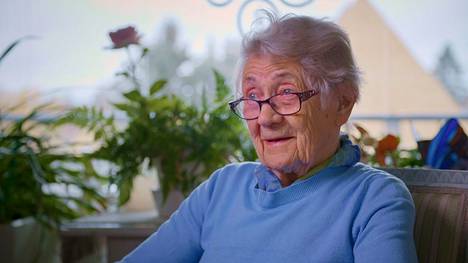 Sarjassa nuorimmat haastateltavat ovat 95-vuotiaita, vanhimmat 104 vuoden ikäisiä. Kuvan Kaija on 95-vuotias.