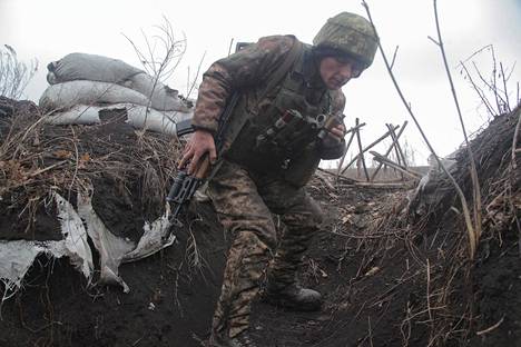 Ukrainalainen sotilas lauantaina rintamalinjalla lähellä Donetskin kaupunkia.