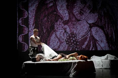 Kontratenori Otho (David Hackston) joutuu pettymään, kun sopraano Poppea (Katja Vaahtera) haluaa keisarin (mezzosopraano Merja Mäkelä) vuoteeseen.