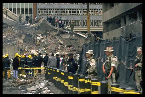 Yhdysvaltojen sotilaat vartioivat terrori-iskussa tuhoutuneen Yhdysvaltojen lähetystön raunioita Kenian pääkaupungissa Nairobissa elokuussa 1998.