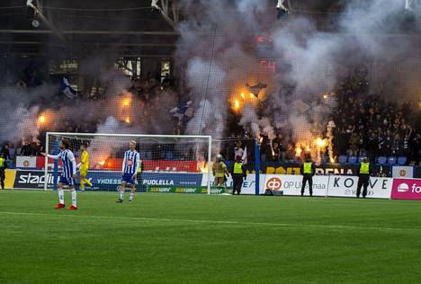 Soihdut paloivat HJK:n kannattajakatsomossa maanantaisessa Stadin derbyssä.