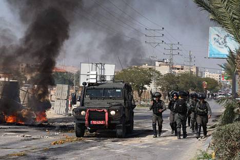 Israelin turvallisuusjoukkoja ratsiassa Länsirannan Jerichossa keskiviikkona.