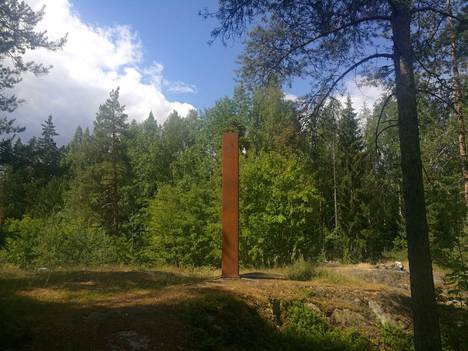 Mystinen ruostepylväs sijaitsee Kuusijärven savusaunojen takana. Kallion päälle täytyy kiivetä, jotta pylvään voi nähdä.