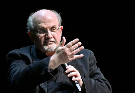 Salman Rushdie esiintymässä Wienissä, Itävallassa marraskuussa 2019.