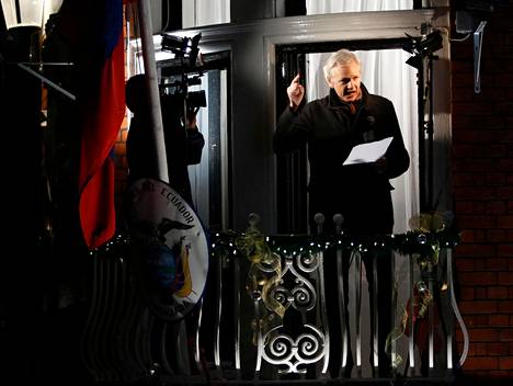 Wikileaksin perustaja Julian Assange puhui Ecuadorin suurlähetystön parvekkeella Lontoossa.