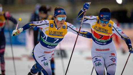 Ruotsin Moa Lundgren (vas.) kilpaili viime vuoden joulukuussa hiihdon maailmancupissa.