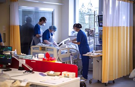 Hoitajia työssään Pohjois-Viron alueellisen sairaalan koronaosastolla Tallinnassa marraskuussa.