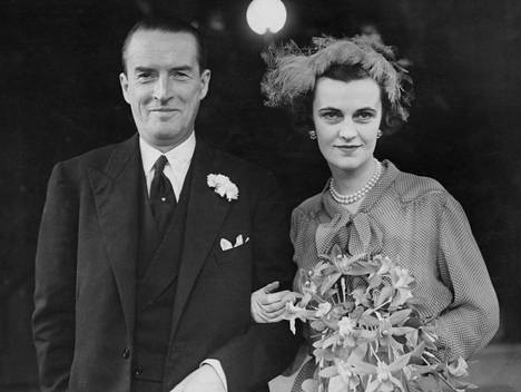 Margaret Campbell (1912–1993) ja tuore aviomies Ian Campbell (1903–1973), Argyllin  herttua, kuvattuna Lontoossa häiden jälkeen maaliskuussa vuonna 1951. 