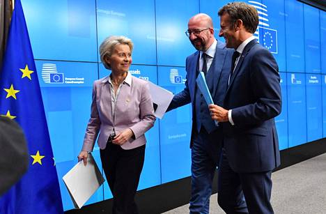 Euroopan komission puheenjohtaja Ursula von der Leyen (vas.), Eurooppa-neuvoston puheenjohtaja Charles Michel ja Ranskan presidentti Emmanuel Macron.