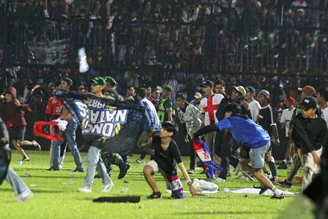 Lauantaina käydyn jalkapallo-ottelun katsojat ottivat rajusti yhteen Indonesiassa. Hävinneen osapuolen kannattajat tunkeutuivat kentälle sen jälkeen, kun ottelun tulos oli julkistettu. Kuvien aitoutta ei ole toistaiseksi pystytty varmistamaan.