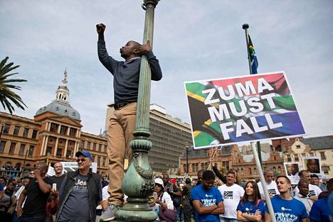 Presidentti Jacob Zumaa vastaan protestoitiin Pretoriassa Etelä-Afrikassa perjantaina.