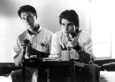 Dustin Hoffman (vas.) näytteli autismin kirjoon kuuluvaa päähenkilöä elokuvassa Sademies (1988). Tom Cruise esitti hänen veljeään.