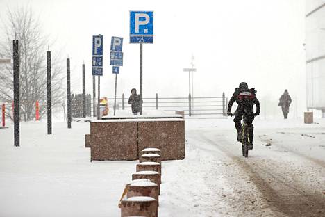 Helsingin keskustassa satoi lunta maanataina.