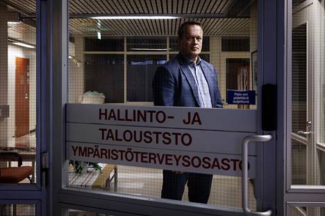 Riihimäen seudun terveyskeskuksen kuntayhtymän johtaja Jussi Savola työskentelee puolet työajastaan Kanta-Hämeen hyvinvointialueen valmistelutoimistossa projektijohtajana.