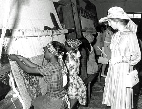 Eräänä merkkinä Englannin muuttuneesta suhtautumisesta mustaan Afrikkaan pidetään prinsessa Annen vierailua Etiopiassa viime helmikuussa. Prinsessa tutustui Addis Abebassa mattojen valmistukseen (yllä), erityisen merkittävänä pidetään kuitenkin hänen käyntiään neuvostoliittolaisella lippulaivalla Massavassa.