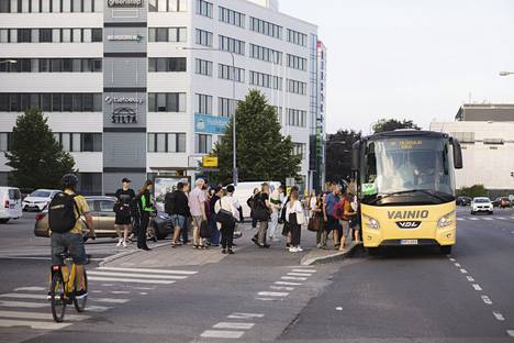 Poikkeusajan junaliikenne Turun Kupittaalta alkoi poikkeuksellisesti bussiliikenteenä tiistaina.