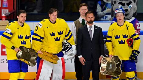 Ruotsin pelaajia ei hymyilyttänyt Latvialle kärsityn puolivälierätappion jälkeen. 