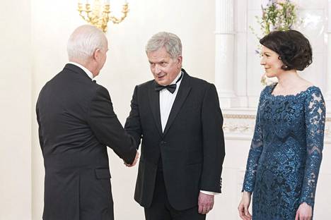 Presidentti Sauli Niinistö ja tohtori Jenni Haukio vastaanottavat vieraita diplomaattipäivällisillä Presidentinlinnassa torstaina.