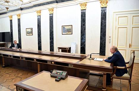Venäjän ulkoministeri Sergei Lavrov (vas.) keskusteli presidentti Vladimir Putinin kanssa Moskovassa maanantaina.