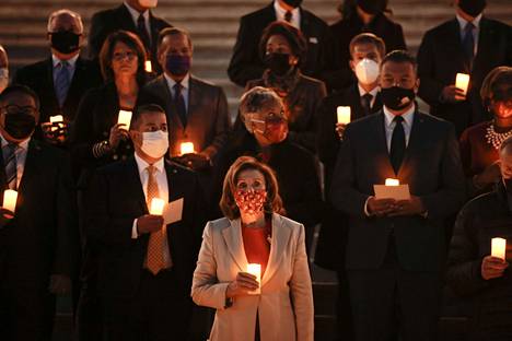 Yhdysvaltojen kongressin jäsenet edustajainhuoneen puheenjohtajan Nancy Pelosin (keskellä) johdolla pitivät hiljaisen hetken 800 000:n koronavirukseen kuolleen yhdysvaltalaisen muistoksi tiistaina 14. joulukuuta. 