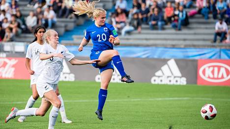 Jalkapallo | Dana Leskinen ja Anna Koivunen etenivät ensimmäisinä tyttöjen MM-joukkueesta Helmareihin – ”Minulla on ollut intuitio, että jonain päivänä olen maajoukkueessa”
