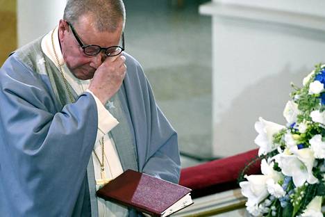 Siunauksen suorittanut piispa Eero Huovinen joutui välillä pyyhkimään silmäkulmiaan.
