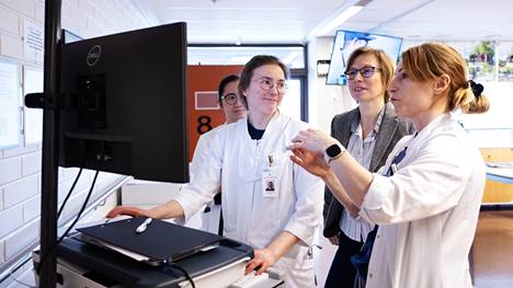 Ylilääkäri Kaisa Rajala (toinen oikealta) pysähtyy juttelemaan lääkärikiertoa tekevien lääkäreiden kanssa Katriinan sairaalan osastolla. Vasemmalla amanuenssi Sarah Valtonen, hänen vieressään lääkäri Essi Karekallas ja oikealla apulaisylilääkäri Laura Majander.