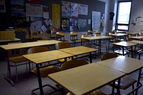 Koulun luokkahuone Helsingin Viikissä oli toissa vuoden maaliskuussa tyhjillään, kun opettaja ja oppilaat oli määrätty koronakaranteeniin.
