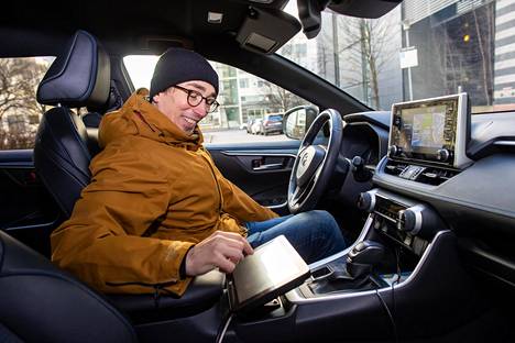 Unikie kehittää ohjelmistoja robottiautoihin. Yhtiön teknologiajohtaja Erkka Niemi istuu autossa, joka osaa ohjelmiston avulla pysäköidä itsensä.