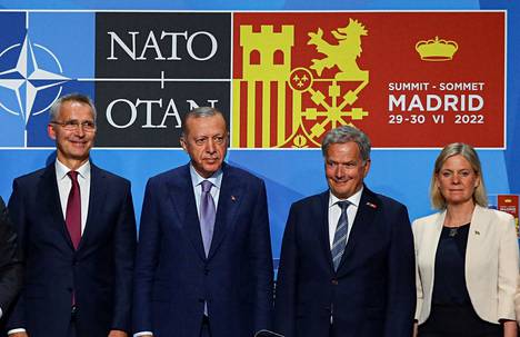 Naton pääsihteeri Jens Stoltenberg (vas.), presidentit Recep Tayyip Erdogan ja Sauli Niinistö sekä Ruotsin silloinen pääministeri Magdalena Andersson Naton huippukokouksessa Madridissa kesäkuussa.
