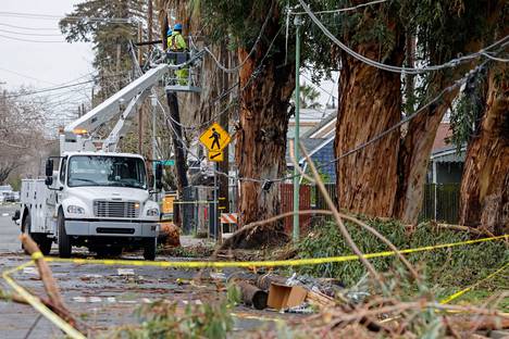 Sähkölaitos korjasi myrskyn tuhoamia sähkölinjoja Sacramentossa.