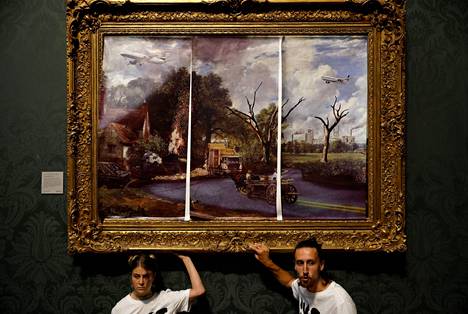 Protestoijat liimasivat kätensä John Constablen maalaukseen Lontoon National Galleryssa maanantaina.