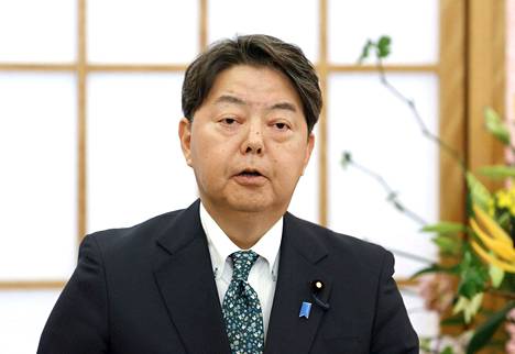 Japanin ulkoministeri Yoshimasa Hayashi puhui Japanin ja Korean korvausasiasta Tokiossa maanantaina. 
