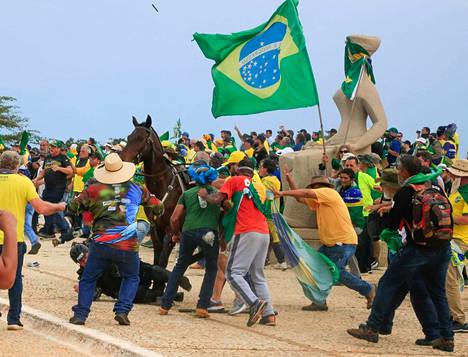 Hevospoliisi putosi ratsailta yhteenotossa Jair Bolsonaron kannattajien kanssa sunnuntaina.