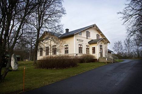 Särkisalon kunnantalo on rakennettu vuonna 1920. Särkisalon kunta lakkautettiin ja yhdistettiin Saloon vuoden 2009 alusta.