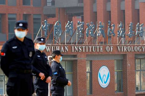 Turvahenkilöstö vartioi helmikuussa 2021 Wuhanissa virologian instituuttia, joka on laboratorioepäilysten keskiössä.