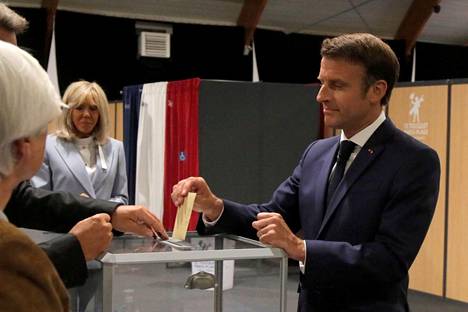 Ranskan presidentti Emmanuel Macron äänesti sunnuntaina Le Touquetissa.