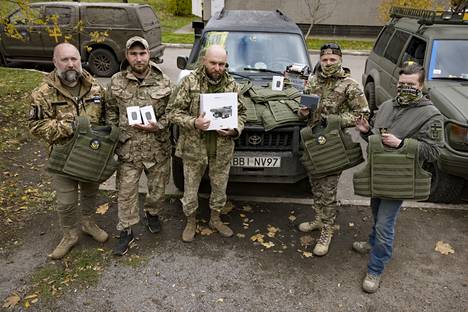 Vasemmalla lahjoituksen saaneet sotilaat Dima (vas.), Seroga ja Fox, oikealla lahjoituksia välittävät virolaiset Harri ja Martin.