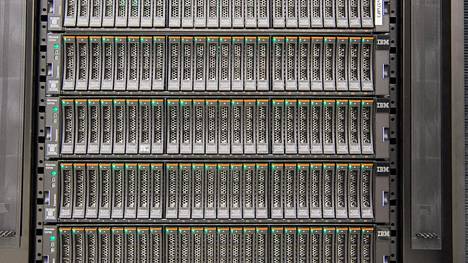 Datakekusksetn ovat tiedon varastoja. Kuvassa Samppalinnan konesalin tietokone.