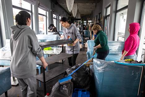 Siivoojat ja tarjoilijat laittoivat kuumeisesti Maman-kalaravintolaa kuntoon asiakkaita varten Odessan Lanzheron-rannalla.