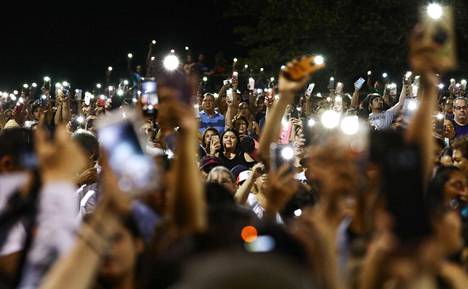 El Pason joukkoampumisessa kuoli 20 ihmistä. Ihmiset nostivat puhelimensa kynttilöiden tapaan ilmaan sunnuntaina.