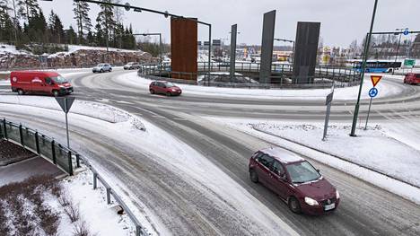 ”Kauhujen liikenneympyrä” pelottaa kokeneitakin kuskeja Espoossa – Näin Suomen kohutuimmassa kiertoliittymässä kuuluisi ajaa