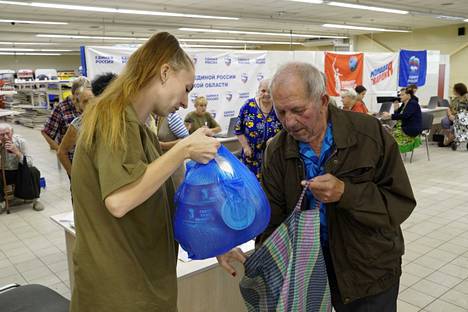 Melitopolilainen mies hakemassa ruoka-apua Yhtenäisen Venäjän avustuskeskuksesta Zaporižžjan alueella 18. heinäkuuta.
