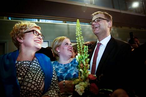 Keskustan suuri ilon hetki koettiin keväällä 2015 eduskuntavaali-iltana, kun puolue nousi jälleen kerran Suomen suurimmaksi puolueeksi. Kuvassa vasemmalta kansanedustaja Anu Vehviläinen, nykyinen puheenjohtaja Annika Saarikko ja silloinen puheenjohtaja Juha Sipilä. 