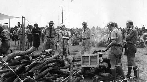 Kuningatar Elisabet II vierailee suomalaisten partiolaisten leirialueella maailmanjamboreella Englannin Sutton Parkissa vuonna 1957. Brittien tärkein propagandaväline toisen maailmansodan jälkeisessä Suomessa oli englannin kieli kulttuurilla höystettynä.